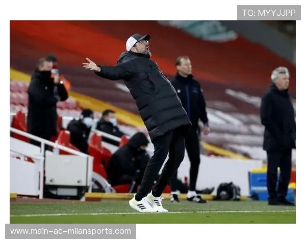 拜仁边后卫内收战术打破防守平衡，拜仁右后卫引援